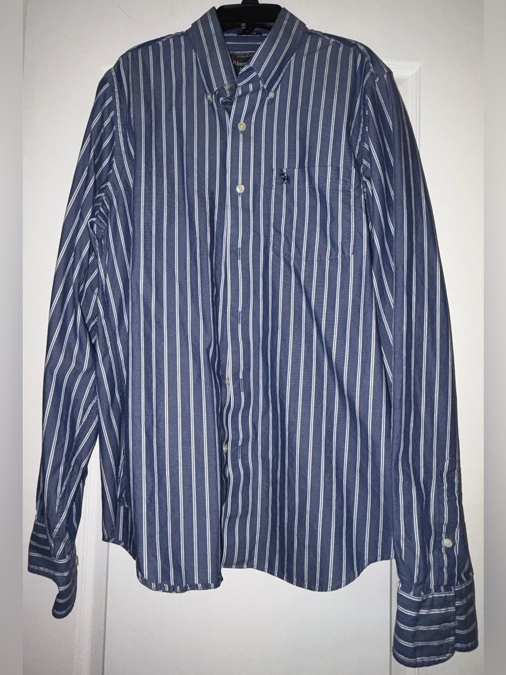 GENTLY USED MENS ABERCROMBIE & FITCH BUTTON DOWN